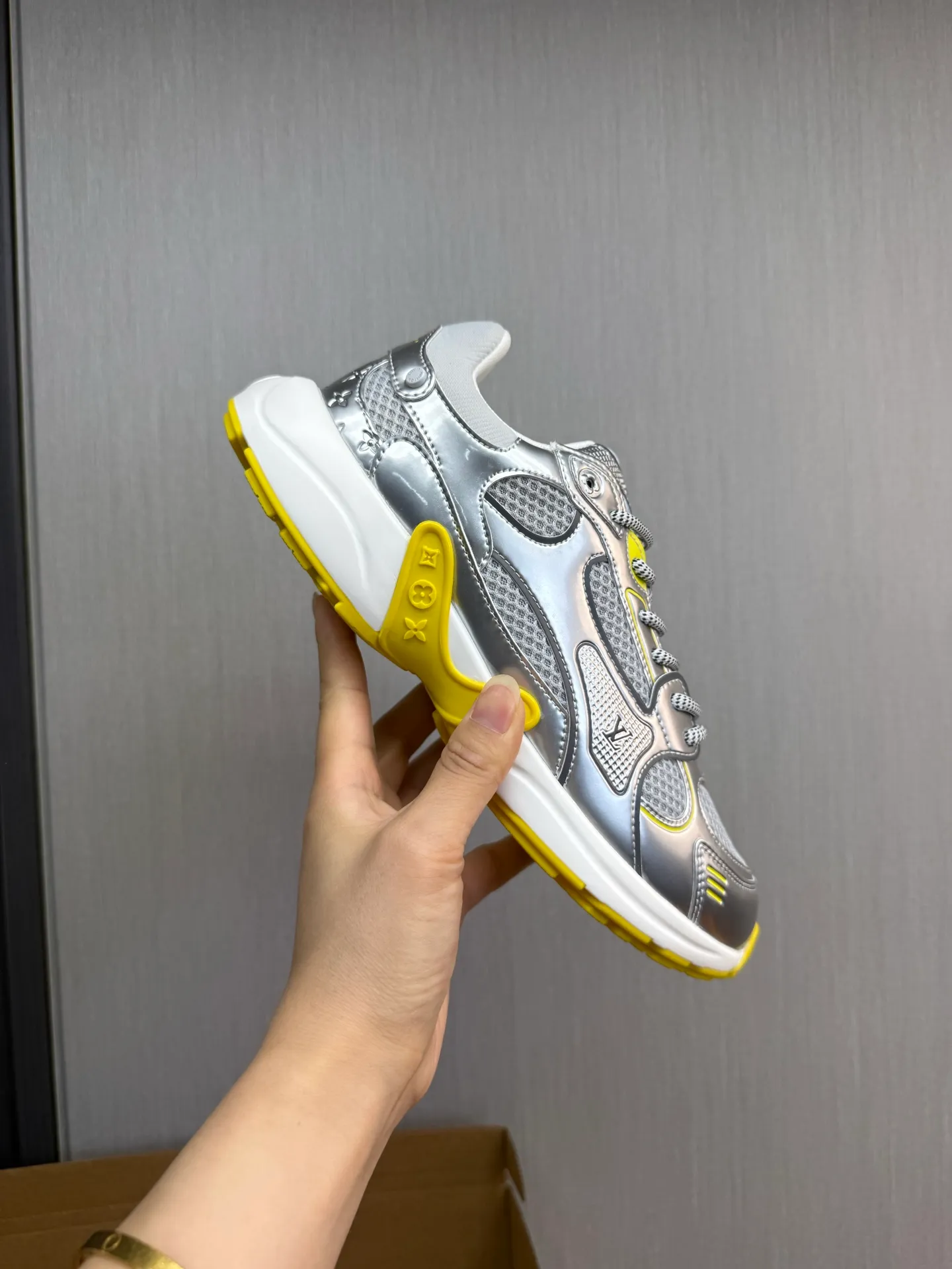 Men's shoes 💰600💰 🌈LV | Louis Vuitton 2025𝐬𝐬 🧡💚2025 spring and summer new style top version‼ ️The original version is the same. The counter specializes in the latest casual shoes. Hard goods are new🆕 🔥🔥🔥Top version: Couple model LV Louis Vuitton L House Donkey brand The latest Olympia series Couple model Silver Horn King Casual sneakers Running shoes This LV Olympia sneaker combines mesh fabric and metallic synthetic leather and other technical fabrics to reinterpret the classic running shoe design with a neat and simple design. Lightweight EVA outsole provides a stretchy fit. Rich details such as Monogram embossing and LV letters establish recognition. Exquisite packaging at the delivery counter 🛍📦 ▪️Fabrics: Original imported technical fabric + mesh ▪️Inner lining: Original customized breathable mesh ▪️Sole: Original molded rubber foam material ▪️Sole thickness: 3.5CM ▪️Size: 35--45 (customized for women 40 and men 45)